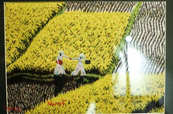 Tranh thêu tay cỡ nhỏ - Thiếu nữ trên cánh đồng lúa vàng(HẾT HÀNG)